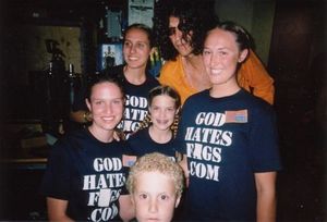 2004년 하워드 스턴 쇼 세트장에 있는 교회 신도들