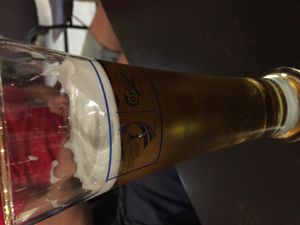 선수권 대회 브랜드가 새겨진 맥주 잔