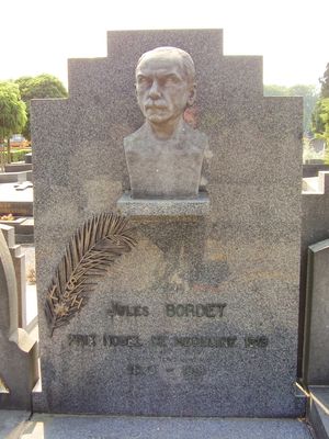 쥘 보르데의 묘지, 익셀 묘지