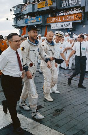 러벨(왼쪽에서 두 번째)과 버즈 올드린(왼쪽에서 세 번째)이 제미니 12호 비행 후 구조선인 항공모함에 도착하고 있다.
