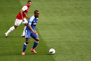 아스날의 알렉스 옥슬레이드-체임벌린을 상대로 활약하는 말루다