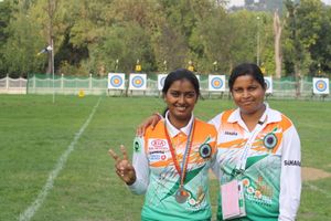 2011년 푸르니마 마하토와 함께 있는 디피카 쿠마리