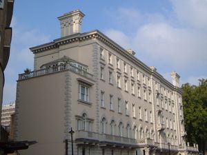 로언즈 스퀘어로 들어가는 로언즈 스트리트(오른쪽 나무들)