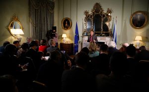 스코틀랜드 자치 정부 수반 니콜라 스터전이 2016년 브렉시트 이후 뷰트 하우스에서 언론에 연설하고 있다.