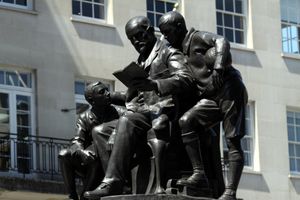 자선가 퀸틴 호그의 기념비가 방송국 건너편 포틀랜드 플레이스에 서 있다.