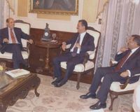 레오넬 페르난데스 대통령, 대통령 비서실장 다니로 메디나와 함께한 국가궁전에서의 경제 회의.