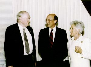 1993년 레지날드 빅터 존스와 과학 정보 출처이자 나치에 체포된 현장 요원 잔 드 클라렌과 함께 있는 제임스 울시