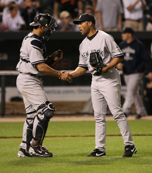 포사다 (왼쪽)가 경기 종료 후 마리아노 리베라와 악수하고 있다.
