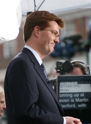 알렉산더가 2010년 스카이 뉴스(Sky News)에서 연설하고 있다