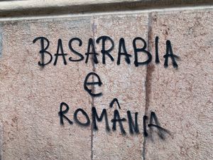 루마니아 티미쇼아라에서 "Basarabia e România"(베사라비아는 루마니아)라고 적힌 낙서 - 루마니아 민족주의자들이 베사라비아에 대한 주장에 사용하는 슬로건