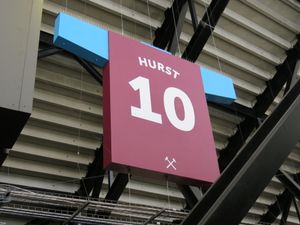 런던 스타디움에서 허스트의 이름이 새겨진 모델 셔츠