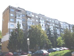 대규모 산업화로 인해 많은 노동자들이 농촌에서 도시로 이동하게 되었고, 이는 소피아에 있는 이 건물과 같은 수많은 조립식 아파트 건물의 건설을 필요로 했다.