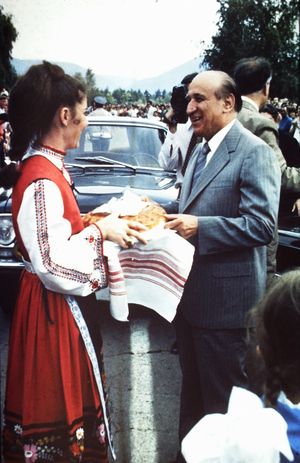 토도르 지프코프가 1980년경 보테프그라드 플라스트힘 공장 개장식에서 빵과 소금으로 환영받는 모습