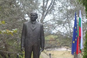 2016년 고향 프라베츠에서 열린 지프코프 105번째 생일 기념 행사에서 지프코프 동상 옆에 있는 유럽 연합 깃발