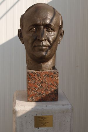 현재 소피아의 사회주의 예술 박물관에 위치한 불가리아 인민 공화국 시대의 지프코프 흉상