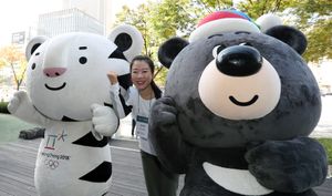 2018년 동계 올림픽과 2018년 동계 패럴림픽의 마스코트인 수호랑(왼쪽)과 반다비(오른쪽)는 대한민국 평창에서 열렸다.