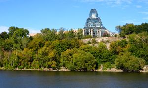 오타와강에 인접한 건물