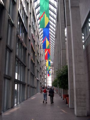 건물 로비의 그레이트 홀로 향하는 경사로