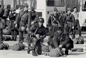 슬로베니아 군인(앞 왼쪽)이 철수 전 유고 인민군(JNA) 병력을 감독하고 있다