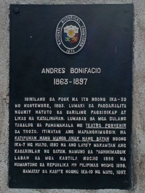 1974년 타갈로그어로 작성되어 마닐라 톤도에 있는 그의 출생지, 현재 투투반 센터(Tutuban Center)에 설치된 역사적 표지판