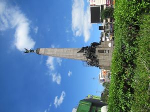 안드레스 보니파시오 기념비가 있는 칼루칸은 국가에서 가장 상징적인 기념물로 여겨지며, 모토 스텔라보다 더 웅장하다. 국립 예술가 기예르모 톨렌티노가 조각했다.