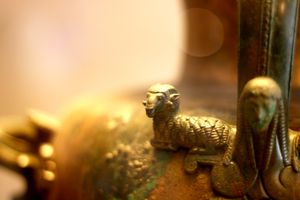 헤로온에서 발견된 청동병의 양과 여인 장식