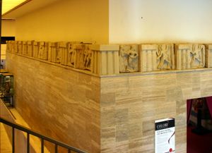 파에스툼 국립 고고학 박물관에 전시된 셀레 신전의 트리글리프와 메토프