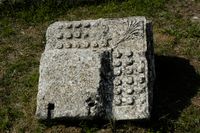 리코수라의 수평 게이손 모서리 블록의 밑면, 가타가 있는 무툴루스(矩形 블록)가 보인다