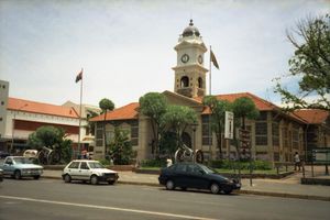 Castor and Pollux 타운 홀 앞에 있는 역사적인 곡사포 대포, 2000년.