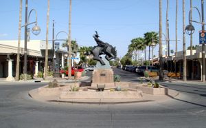 올드 타운에 인접한 스코츠데일 예술 지구. 에드 멜(Ed Mell)의 조각품 잭 나이프(Jack Knife)가 보인다.