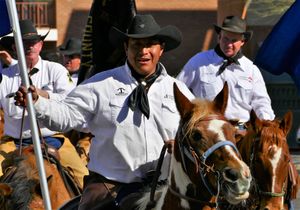 파라다 델 솔 퍼레이드에서 해쉬나이프 포니 익스프레스 회원