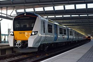 고비아 템즈링크 철도(Govia Thameslink Railway)는 미들랜드 본선과 이스트 코스트 본선을 통해 하트퍼드셔를 통과하는 빈번한 기차 서비스를 제공한다.