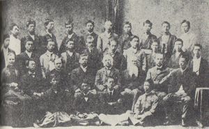 메이지 학원 24년도 졸업 사진, 뒷줄 왼쪽에서 두 번째가 후지무라, 네 번째가 토가와 슈코츠, 중앙 줄 오른쪽에서 세 번째가 바바 코초