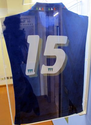 콘테가 착용한 1994년 FIFA 월드컵 유니폼, 이탈리아는 결승전에 진출했다.