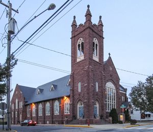 험멜스타운의 많은 건물들은 험멜스타운 브라운스톤으로 지어졌다.