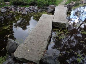 키토의 Jardín Botánico de Quito 안의 Parque La Carolina에 있는 작은 연못을 가로지르는 지그재그 다리