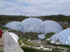 에덴 프로젝트(Eden Project)는 2000년 영국 콘월에 설립되었으며, 지속가능성을 주제로 탐구하는 현대적인 식물원을 포함한다.