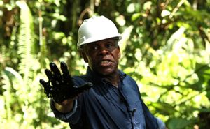 글로버가 2013년 11월 에콰도르에서 라르고 아그리오 유전과 관련된 문제 및 셰브론에 항의하는 모습