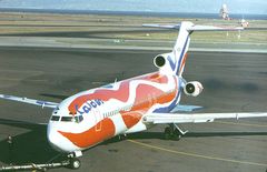 칼더가 디자인한 미국 독립 200주년 기념 도장이 칠해진 보잉 727-200형기