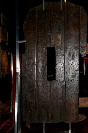 화해의 문. 1492년 킬데어 백작과 오르몬드 백작이 구멍을 통해 악수했던 문.