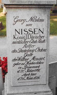 잘츠부르크에 있는 니센의 묘비. 묘비에는 "모차르트 미망인의 남편"이라고 적혀 있다.