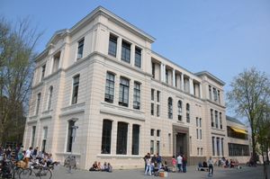 프라에디니우스 김나지움은 흐로닝언 시에 있는 두 개의 김나지움 학교 중 하나이다.