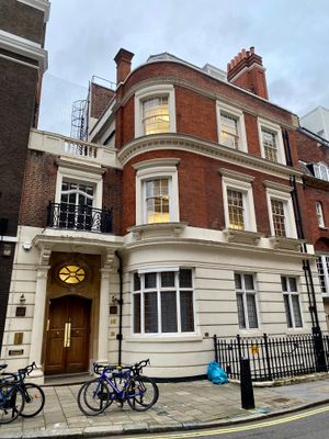 2007년부터 《스펙테이터》의 본사인 22 올드 퀸 스트리트, 웨스트민스터