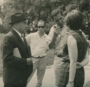 에리히 케스트너 (왼쪽) in the Englischer Garten, 뮌헨, 1968