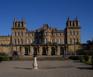 블레넘 궁전의 서쪽 정면("밴브루의 성의 공기")은 하늘선을 장식하는 독특하고 웅장한 석조 벨베데레를 보여준다.