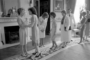 영부인 낸시 레이건이 블루룸에서 돌과 다른 상원 의원 부인들을 맞이한다. 1988