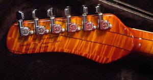 짐 해밀턴의 헤드스톡 뒷면에 있는 서명