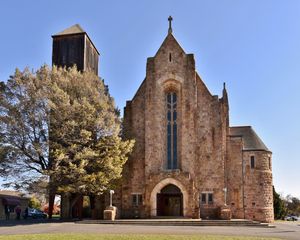 케이브는 고향인 왕가라타의 홀리 트리니티 대성당에서 성가대 소년이었다.