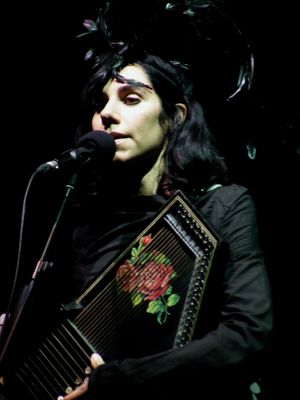 케이브의 전 파트너인 PJ 하비는 Murder Ballads에 참여했다.