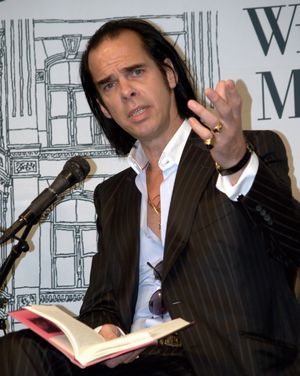 케이브가 2009년 뉴욕에서 『버니 문로의 죽음』을 읽고 있다.